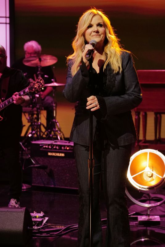 TRISHA YEARWOOD at Jimmy Kimmel Live 06/24/2025