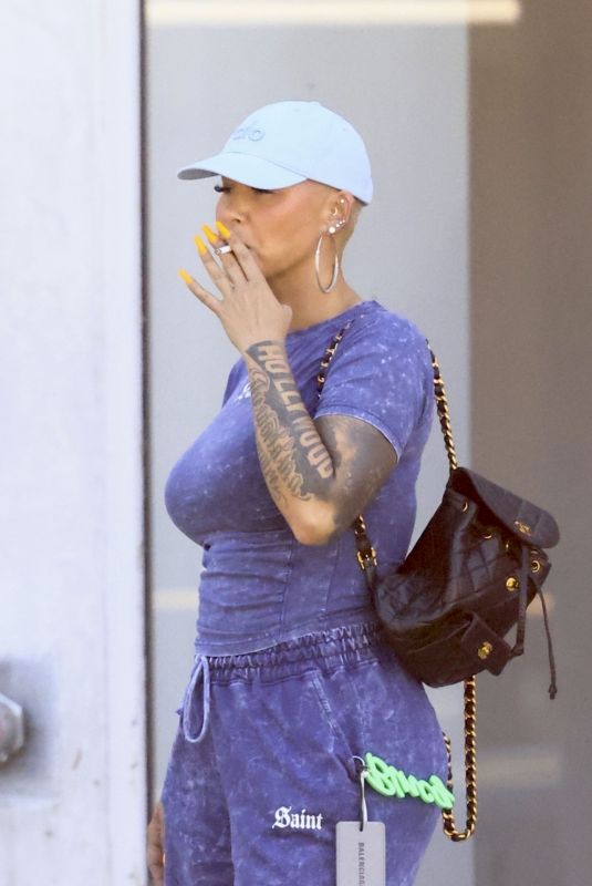 AMBER ROSE Smoke a Cigarette After Lunch at Crossroads Kitchen 07/08/2025