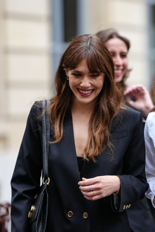 ELIZABETH OLSEN Arrives at Patou Fashion Show in Paris 07/06/2025