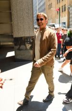 Gerard Butler - Seen outside 