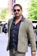 Gerard Butler - Seen outside 