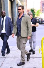 Gerard Butler - Seen outside 