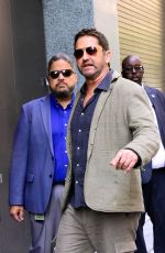 Gerard Butler - Seen outside 