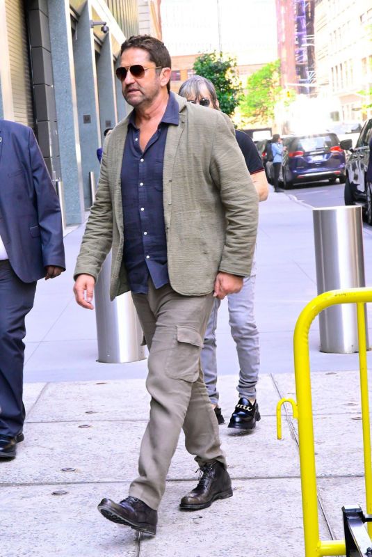 Gerard Butler - Seen outside 