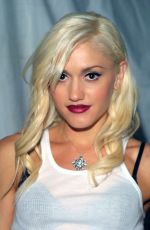 GWEN STEFANI at MTV Video Music Awards at Radio City Music Hall in New York 08/29/2002