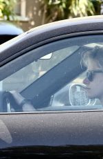 KRISTEN STEWART Stops by a Friend