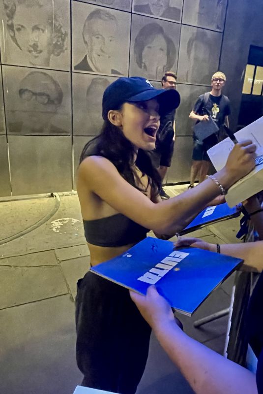 RACHEL ZEGLER Signs Autographs for Fans outside London Palladium 07/04/2025