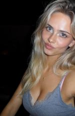 SARA CRUMBLELEG - Instagram Photos 07/26/2025