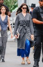 ANNE HATHAWAY Arrives on the Set of The Devil Wears Prada 2 in New York City 08/19/2025