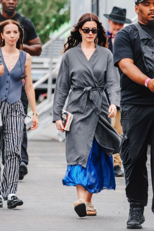 ANNE HATHAWAY Arrives on the Set of The Devil Wears Prada 2 in New York City 08/19/2025