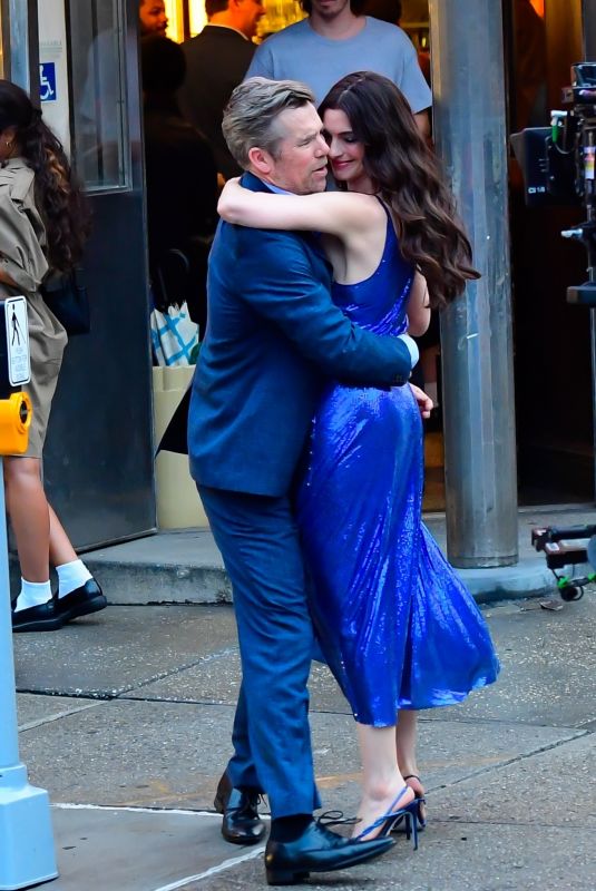 ANNE HATHAWAY Films a Romantic Scene for Devil Wears Prada 2 in New York City 08/05/2025