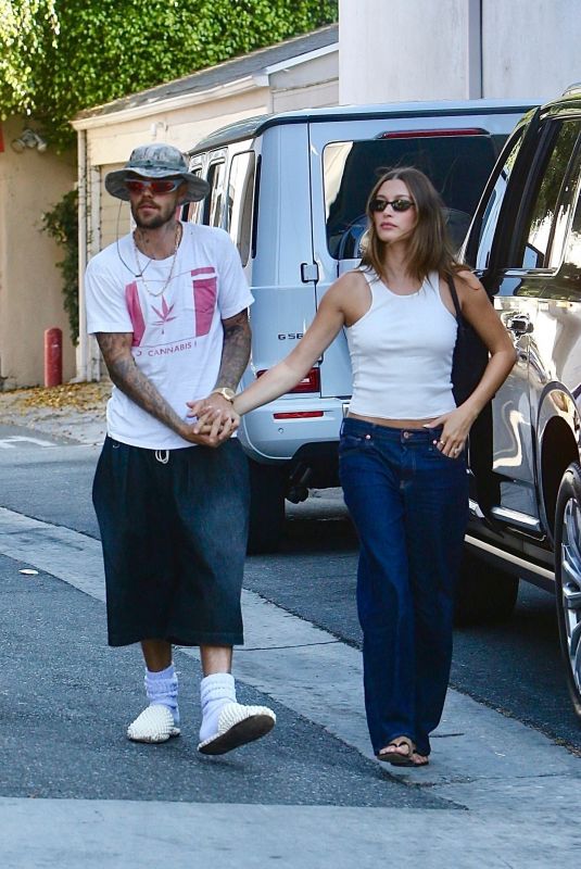 HAILEY and Justin BIEBER Out for Smoothies After a Children