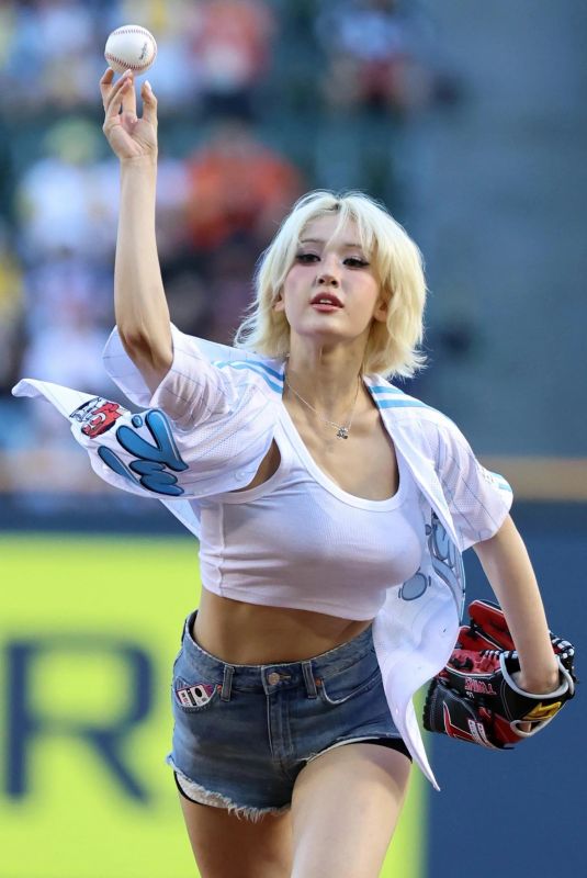 JEAN SOMI Throwing First Pitch at LG Twins Game in Seoul 08/10/2025