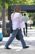 JENNIFER LAWRENCE Returns Home from a Shopping Trip in New York City 08/26/2025