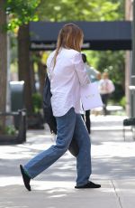 JENNIFER LAWRENCE Returns Home from a Shopping Trip in New York City 08/26/2025