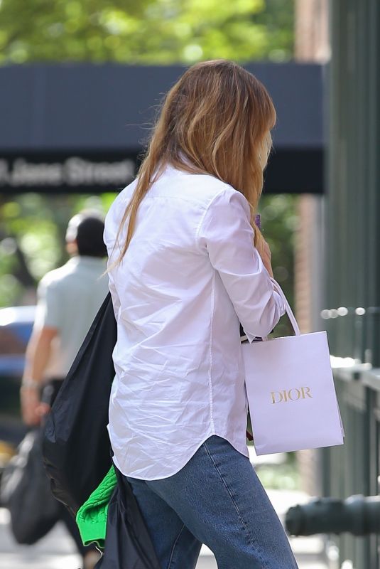 JENNIFER LAWRENCE Returns Home from a Shopping Trip in New York City 08/26/2025