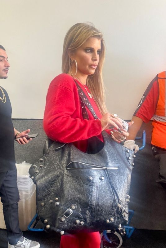 JESSICA SIMPSON Heading to Las Vegas 08/29/2025