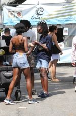 JODIE TURNER-SMITH Ou Shopping at Studio City Farmers Market 08/24/2025