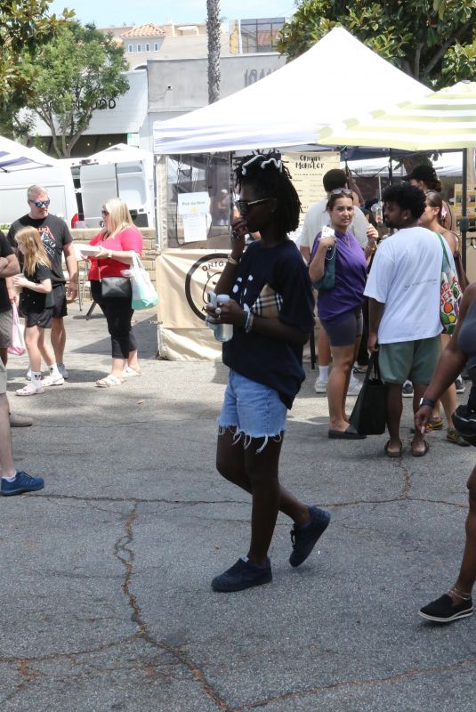 JODIE TURNER-SMITH Ou Shopping at Studio City Farmers Market 08/24/2025