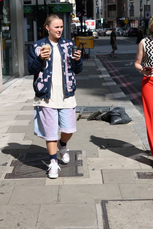JOJO SIWA with a Coffee on Solo London Outing 08/14/2025
