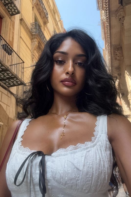 KAAVIYA SAMBASIVAM - Instagram Photos and Video 08/19/2025