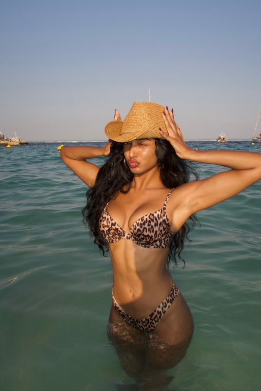 KAAVIYA SAMBASIVAM - Instagram Photos and Video 08/25/2025