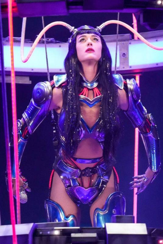 KATY PERY Performs at Scotiabank Arena in Toronto 08/05/2025