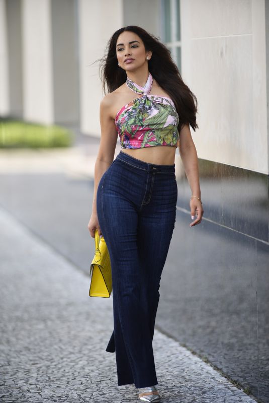 LUREN MARQUEZ Out Shopping in Miami 08/16/2025