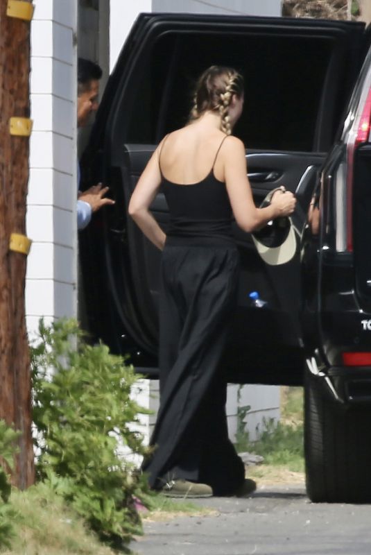 MARGOT ROBBIE Catches a Limo Ride in Los Angeles 08/12/2025