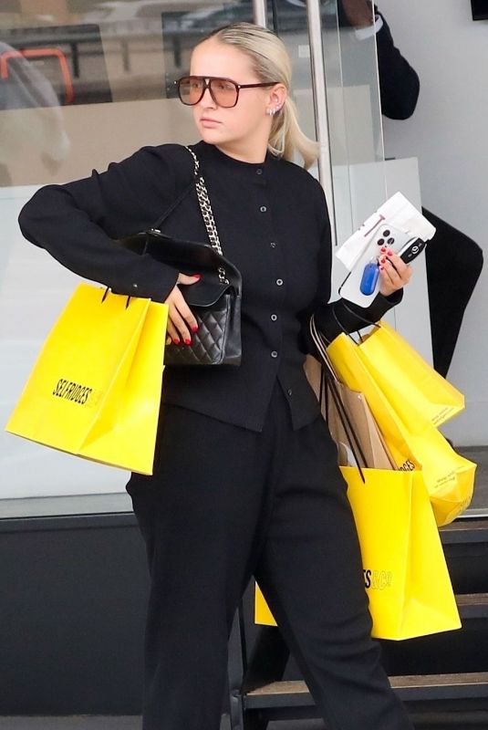 MOLLY MAE HAGUE Out and About in Cheshire 08/22/2025