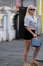 Pregnant PIXIE LOTT Heaing to a Hair Appointment in South Kensington 08/19/2025