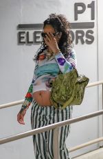 Pregnant RIHANNA Leaves a Doctor