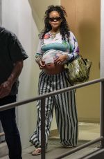 Pregnant RIHANNA Leaves a Doctor