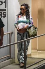 Pregnant RIHANNA Leaves a Doctor