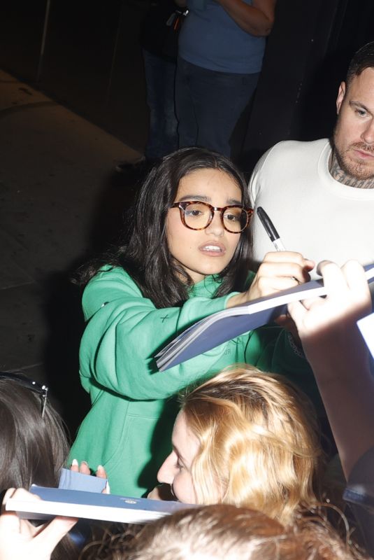 RACHEL ZEGLER Signs Autographs at Stage Door Outside London Palladium 07/28/2025