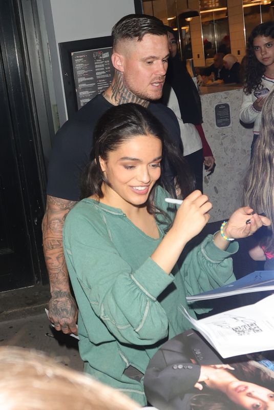 RACHEL ZEGLER Signs Autographs for Fans Outside London Palladium 08/02/2025