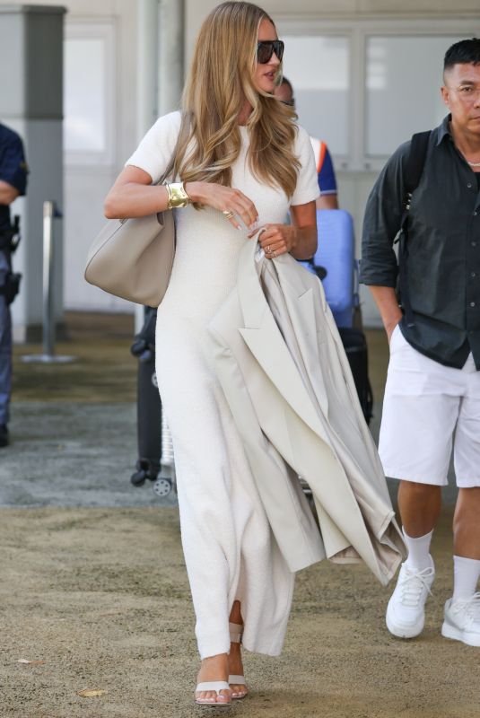 ROSIE HUNTINGTON-WHITELEY Arrives in Venice 08/29/2025