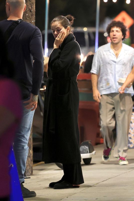 SELENA GOMEZ anf Benny Blanco Out for Dinner with Friends in Los Angeles 08/15/2025