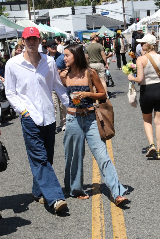 SOPHIA HAMMONS Out with a Mystery Man at Studio City Farmers Market 08/17/2025