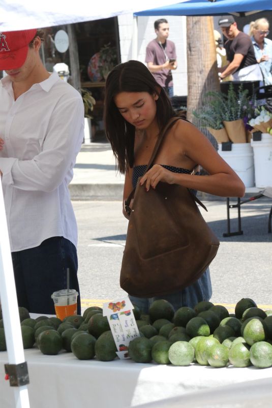 SOPHIA HAMMONS Shopping at Farmer