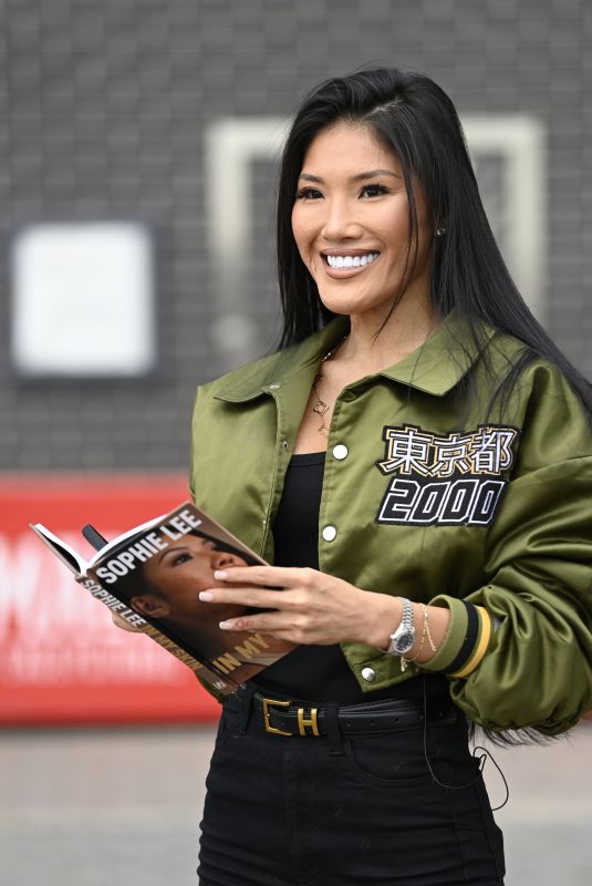 SOPHIE LEE Launch First Book and Host Body Confidence Class 08/14/2025