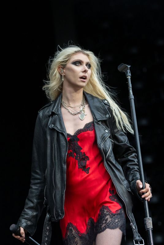 TAYLOR MOMSEN Performs at Power Up Tour at Murrayfield Stadium in Edinburgh 08/21/2025