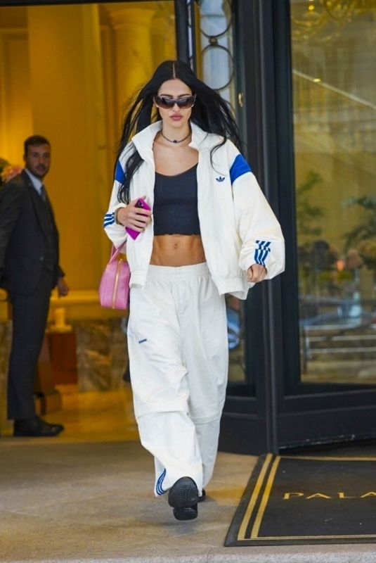 AMELIA HAMLIN Leaves Her Hotel in Milan 09/26/2025
