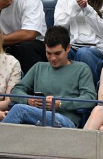 ELLE and DAKOTA FANNING at US Open Tennis Championships Men