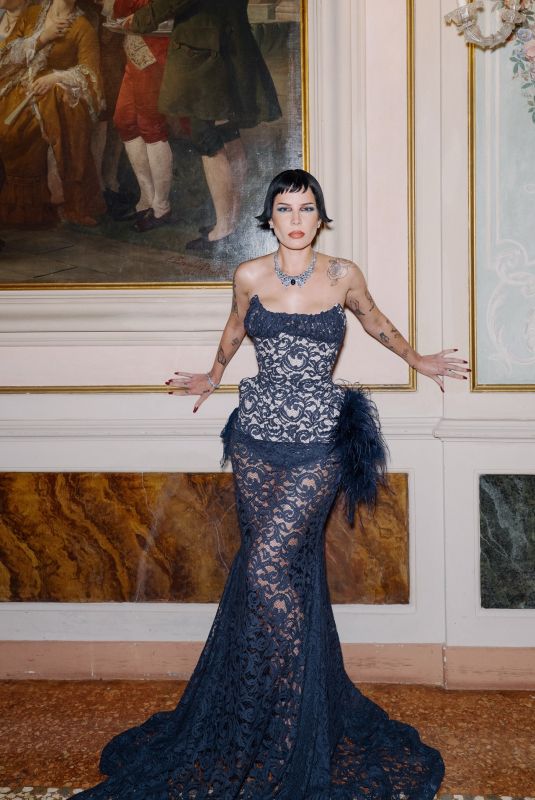 HALSEY at a Photoshhot in Venice 09/01/2025