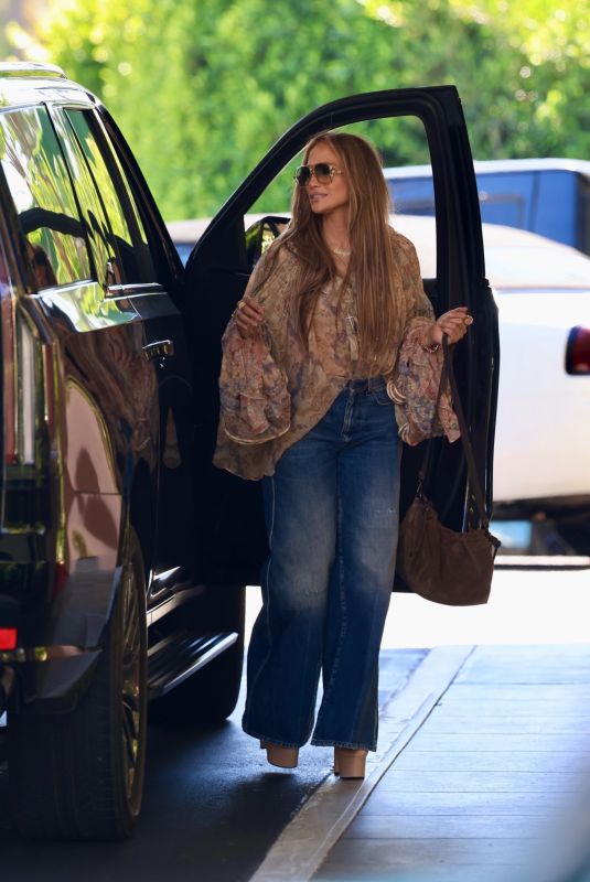 JENNIFER LOPEZ Arrives at a Hotel in Beverly Hills 09/05/2025