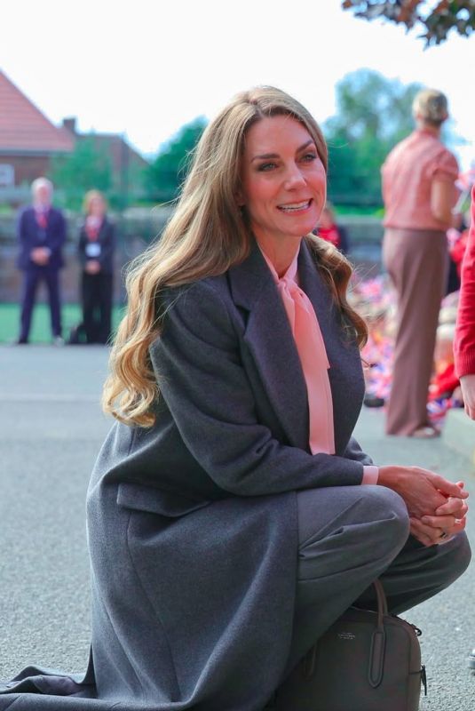 KATE MIDDLETON at Farnborough Road Infant and Junior School at Birkdale & Chruchtown Primary School in Southport 09/23/2025