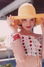 MENA SUVARI for Instyle 2002