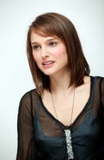 NATALIE PORTMAN at Closer Press Conference at Four Seasons Hotel in Beverly Hills 11/23/2004
