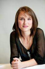 NATALIE PORTMAN at Closer Press Conference at Four Seasons Hotel in Beverly Hills 11/23/2004